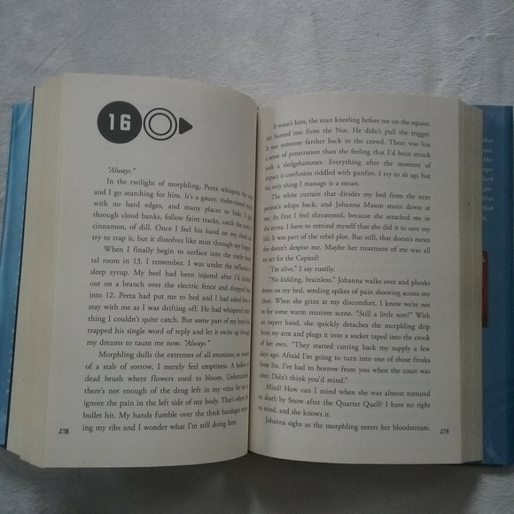 Mocking Jay & Catching Fire (Hunger games) Books - Picture 8 of 12